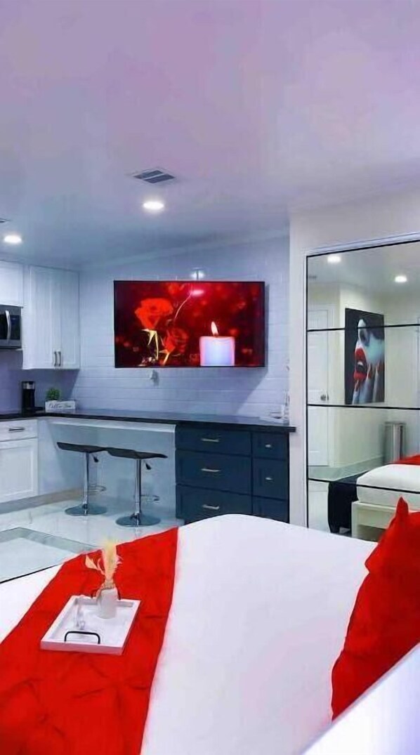 1 bedroom, WiFi - H&S Pleasure Suite with Jacuzzi 8 mi from IAH (Houston)