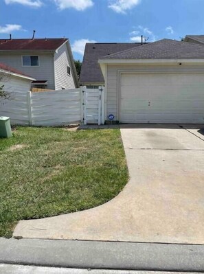 Property grounds - H&S Pleasure Suite with Jacuzzi 8 mi from IAH (Houston)