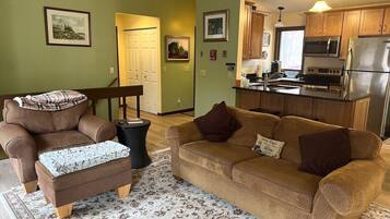 Smart-tv, een open haard en boeken