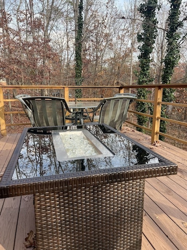 Large Hot Tub – Outdoor Fireplace – Propane Grill – Pet Friendly - WIFI!