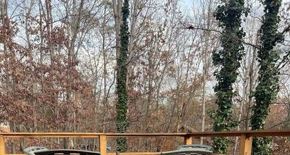 Large Hot Tub – Outdoor Fireplace – Propane Grill – Pet Friendly - WIFI!