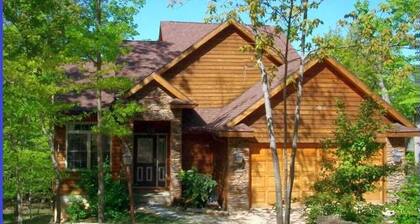 Cozy Mtn Top Cabin; NEW Hot Tub; Pet Friendly; Screened in Deck; Foosball Table!