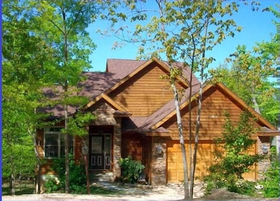 Cozy Mtn Top Cabin; NEW Hot Tub; Pet Friendly; Screened in Deck; Foosball Table!