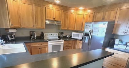 Lovely Views - Top of the Mountain - Foosball & Pool Table - Screened in Porch