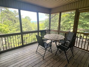 Outdoor dining - Lovely Views - Top of the Mountain - Foosball & Pool Table - Screened in Porch (McGaheysville)