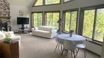 TV connectée, cheminée, baby-foot