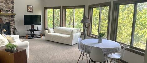 Smart-tv, eldstad och bordsfotboll