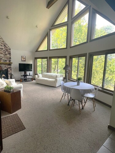 Lovely Views - Top of the Mountain - Foosball & Pool Table - Screened in Porch