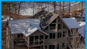 A two-story wooden house with a balcony and a covered porch. - Lovely Views - Top of the Mountain - Foosball & Pool Table - Screened in Porch (McGaheysville)
