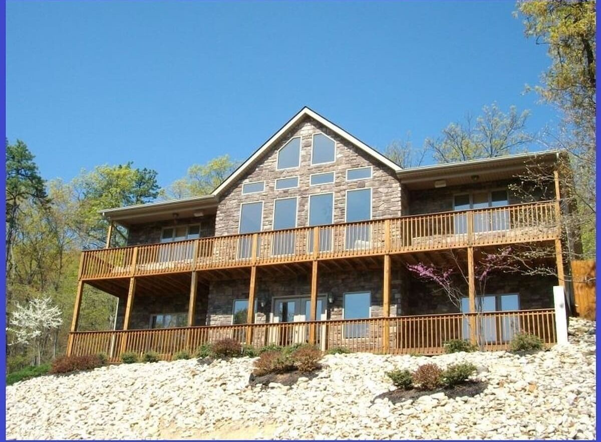 Stunning Home; 2 Fireplaces; Hot Tub; Pool Table.
