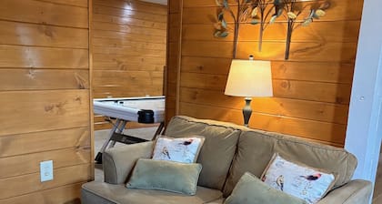 2 Primary Suites - Spacious Log Home - Incredible Mountain Views and Location