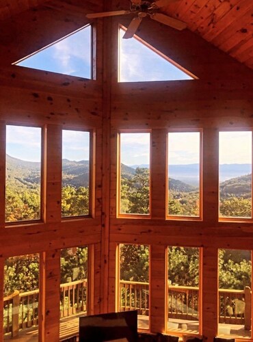 2 Primary Suites - Spacious Log Home - Incredible Mountain Views and Location