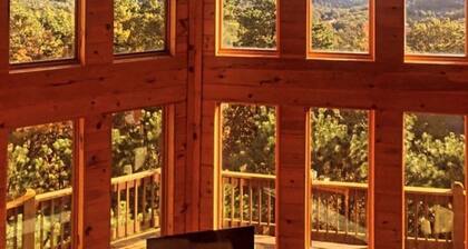 2 Primary Suites - Spacious Log Home - Incredible Mountain Views and Location