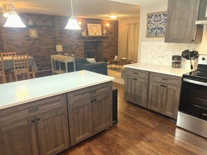 Smart TV, books - Upgraded - Pet and Kid Friendly - Large Outdoor Firepit & Grill - Games - Wi-Fi (McGaheysville)