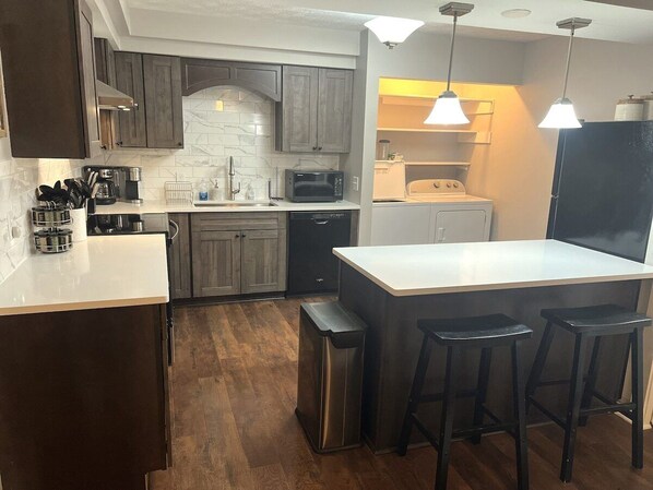 Fridge, microwave, oven, stovetop - Upgraded - Pet and Kid Friendly - Large Outdoor Firepit & Grill - Games - Wi-Fi (McGaheysville)