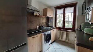 Wasserkocher mit Kaffee-/Teezubehör, Kühlschrank, Mikrowelle, Ofen