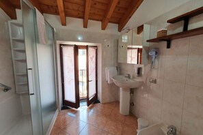 Regadera, secadora de cabello, bidet, toallas