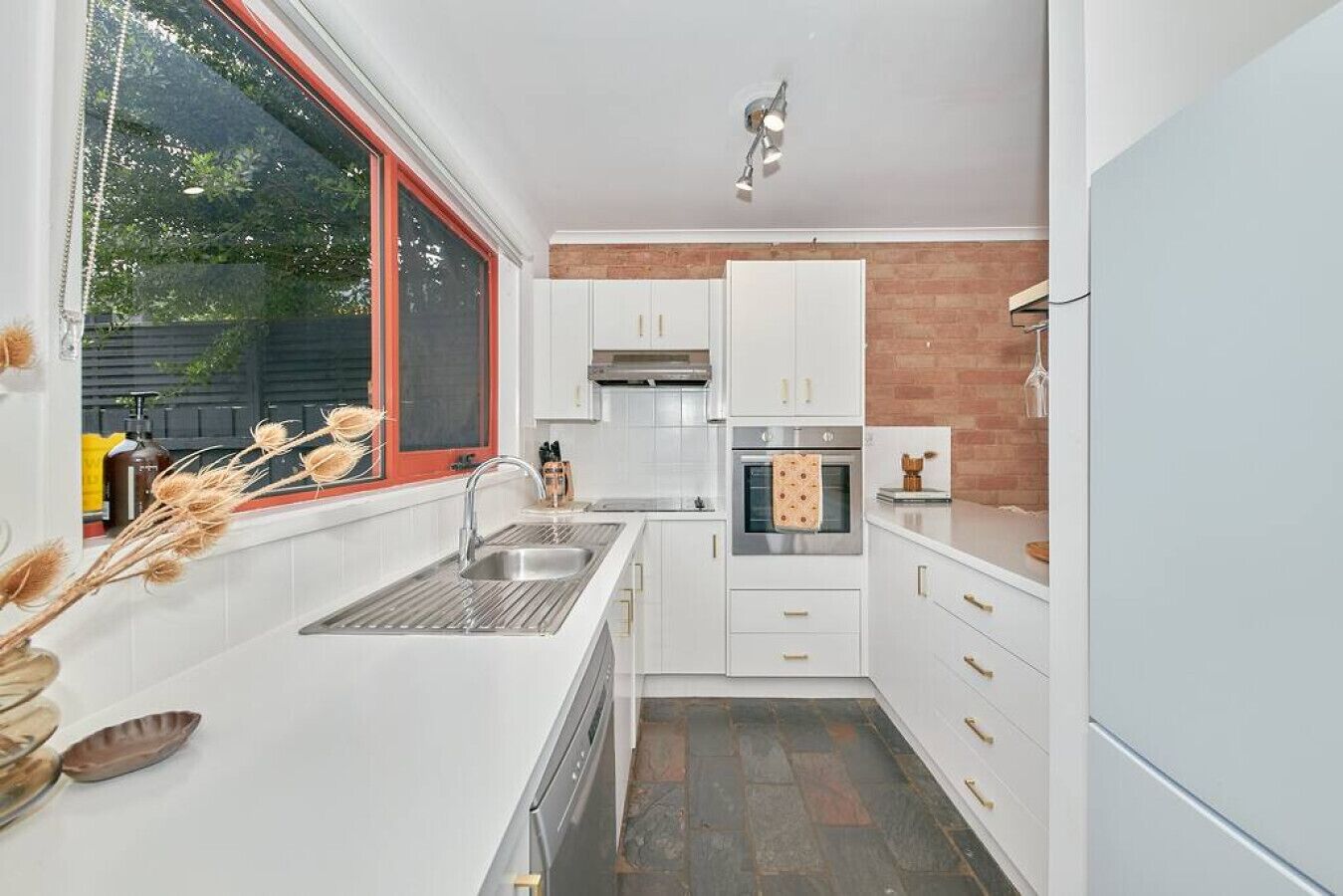 Een koelkast, een oven, een kookplaat, een vaatwasser