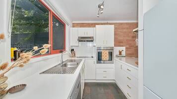 Een koelkast, een oven, een kookplaat, een vaatwasser