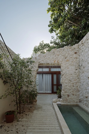 Outdoor pool - Casa Muralla (Campeche)