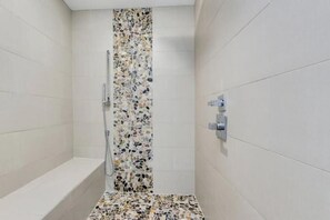 Shower, towels, soap, shampoo - Lake House in the AZ Desert (Gilbert)