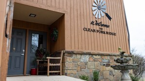 Un bâtiment en bois sur lequel est apposée une enseigne indiquant : « Bienvenue à Clear Fork Ridge. »