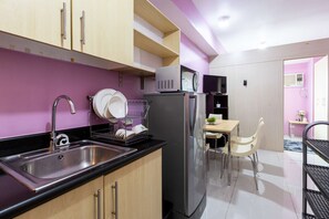 Kühlschrank, Mikrowelle, Herdplatte, Kochgeschirr/Geschirr/Besteck