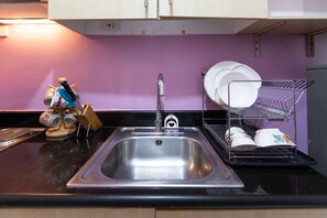 Kühlschrank, Mikrowelle, Herdplatte, Kochgeschirr/Geschirr/Besteck