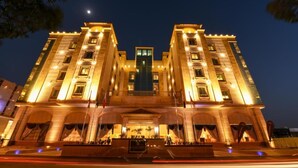 A large, well-lit hotel with a symmetrical facade, multiple floors, and a central entrance. - Verta Hotel Qouraish (Jeddah)