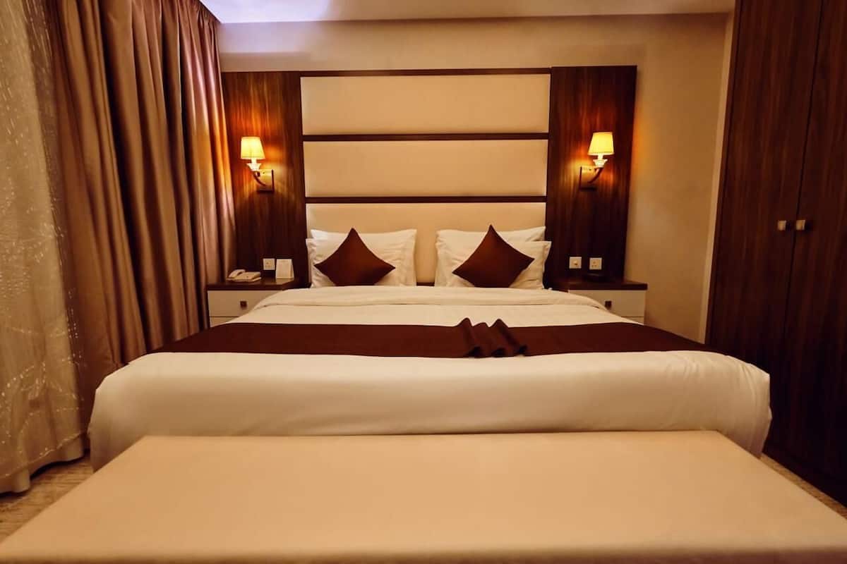 Standard King Room | 1 bedroom, in-room safe, soundproofing, iron/ironing board