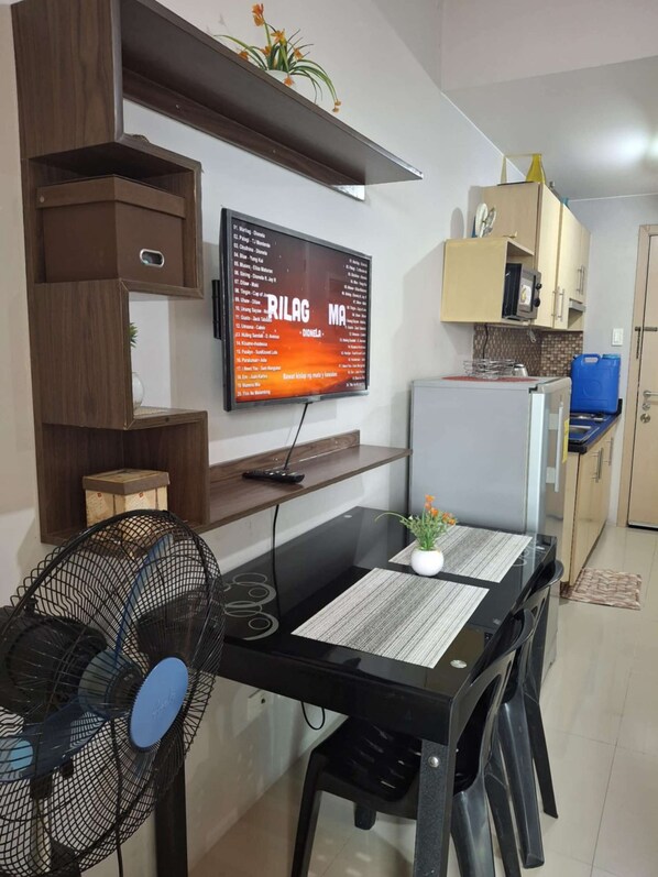 Kühlschrank, Mikrowelle, Herdplatte, Kochgeschirr/Geschirr/Besteck