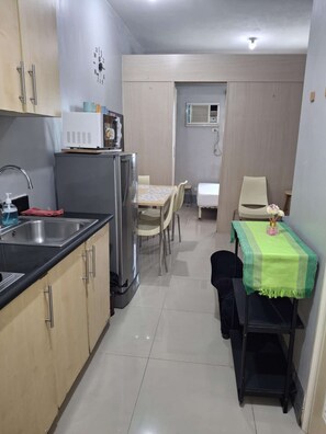 1 bedroom, desk, WiFi, bed sheets