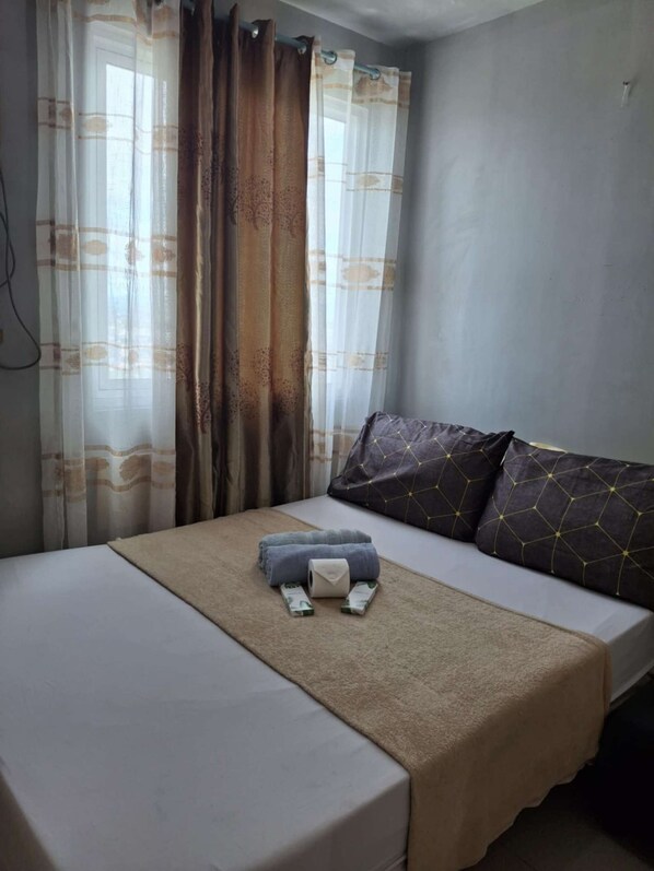 1 bedroom, desk, WiFi, bed sheets - 1Bed room fully furnished free WIFI (Quezon City)