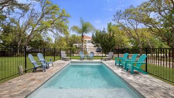 Een verwarmd zwembad