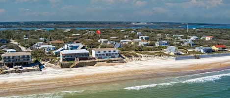 Plage à proximité, chaises longues
