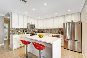 Een koelkast, een microgolfoven, een oven, een kookplaat