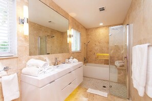 Hair dryer, towels - First-Class Villa in Hollywood Lakes Heated Pool (Hollywood)