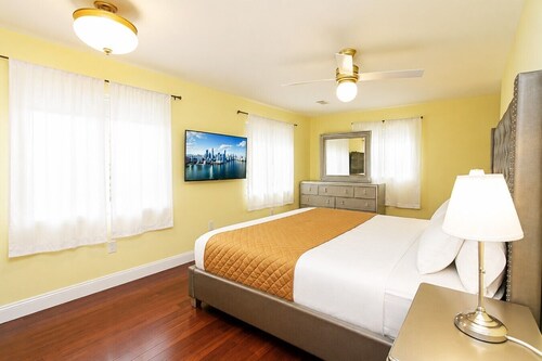 First-Class Villa in Hollywood Lakes Heated Pool