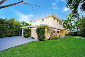 Exterior - First-Class Villa in Hollywood Lakes Heated Pool (Hollywood)