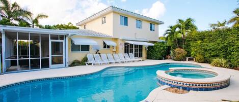 حمّام سباحة مُدفَّأ