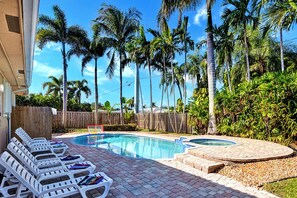 A heated pool - Deluxe 4BR+Den & 3BA Home near Beach & Casino Heated Pool (Dania Beach)