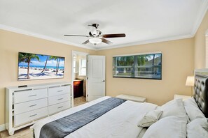 5 Schlafzimmer, Schreibtisch, Bügeleisen/Bügelbrett, Reisekinderbett