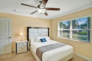 4 dormitorios, escritorio, tabla de planchar con plancha y cuna de viaje