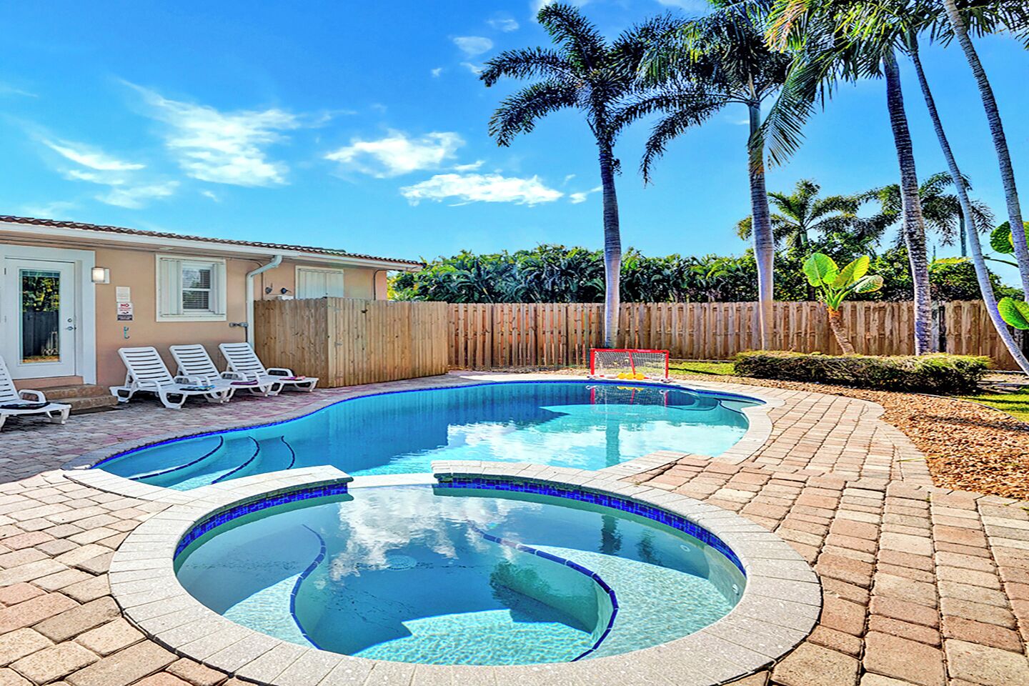 Lämmitetty uima-allas