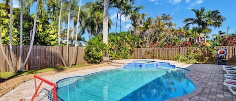 حمّام سباحة مُدفَّأ