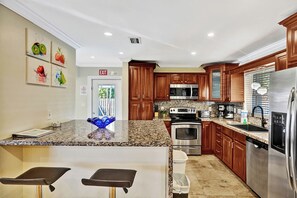 Fridge, microwave, oven, stovetop - Deluxe 4BR+Den & 3BA Home near Beach & Casino Heated Pool (Dania Beach)