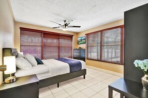 5 Schlafzimmer, Schreibtisch, Bügeleisen/Bügelbrett, Reisekinderbett