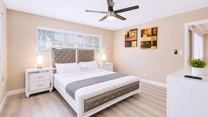 5 Schlafzimmer, Schreibtisch, Bügeleisen/Bügelbrett, Reisekinderbett
