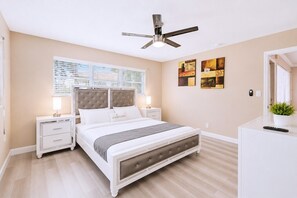 5 Schlafzimmer, Schreibtisch, Bügeleisen/Bügelbrett, Reisekinderbett