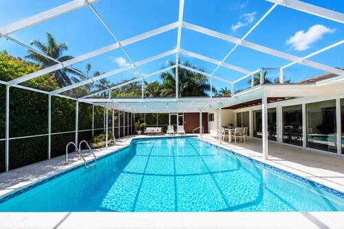 Amazing Villa Walk to Beach Heated Pool & Jacuzzi